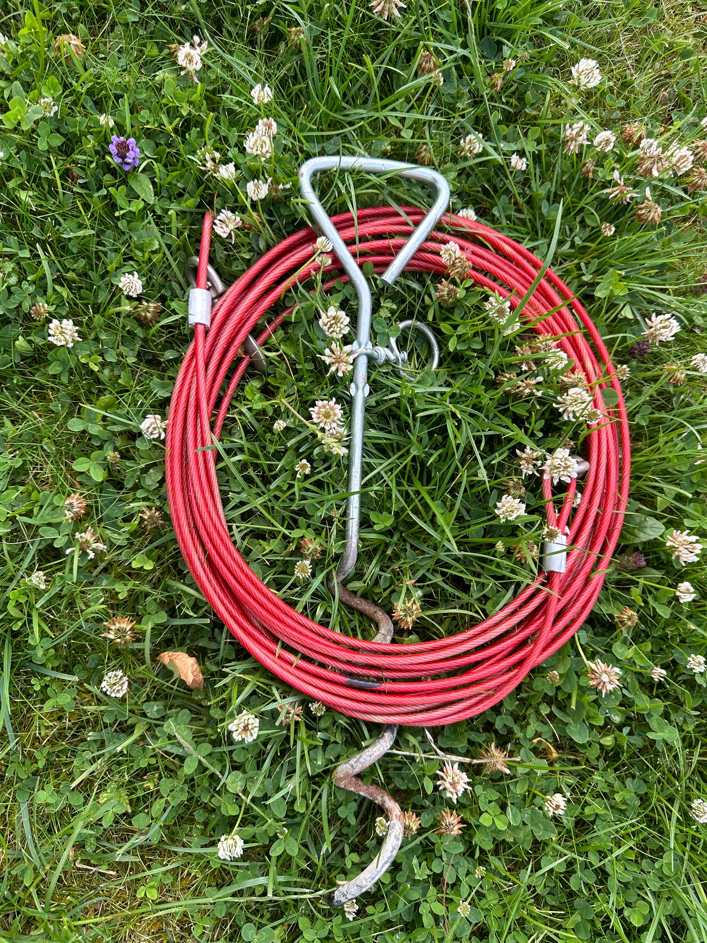 Running line with ground screw