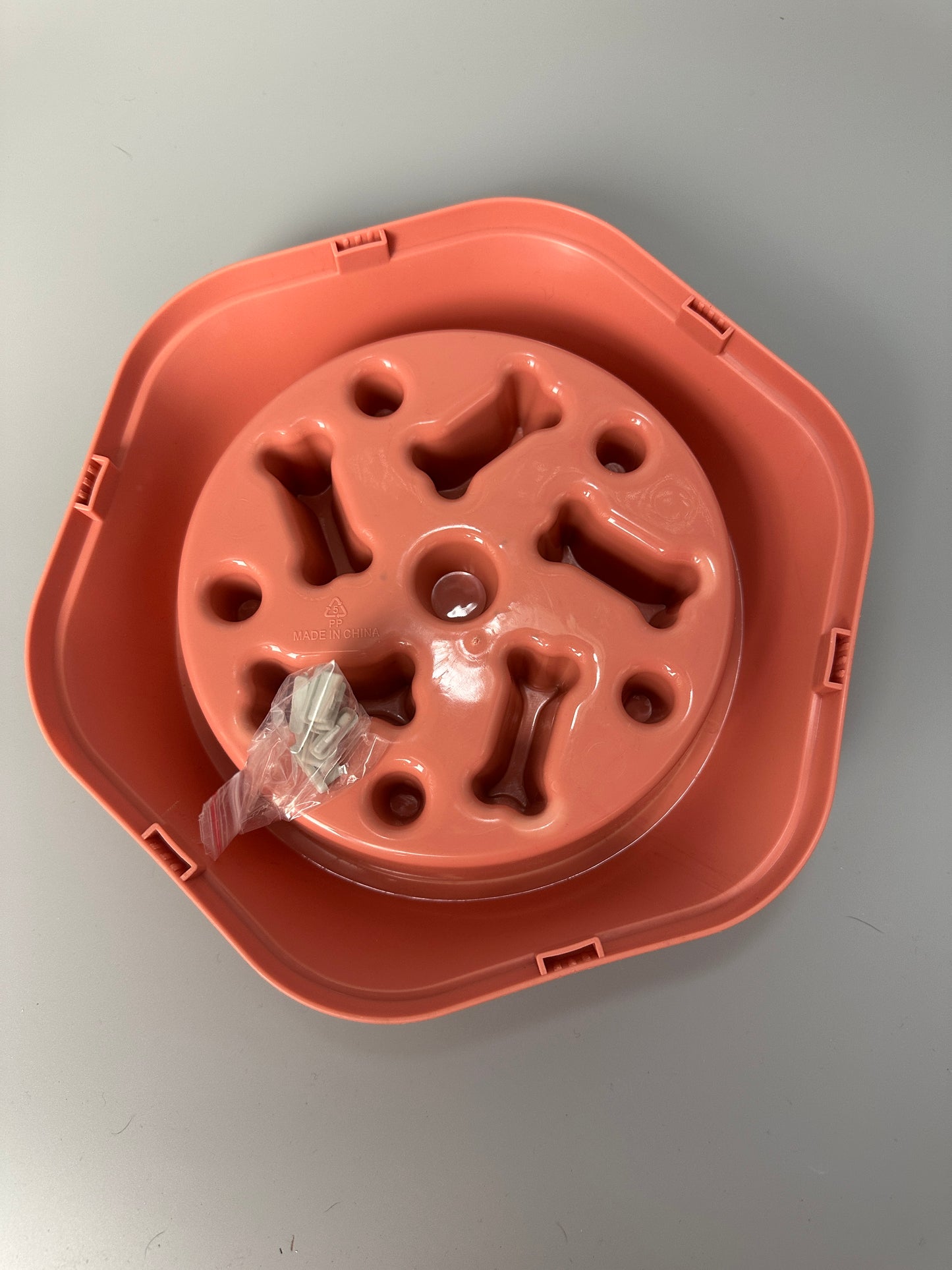 Slowfeed dog food bowl