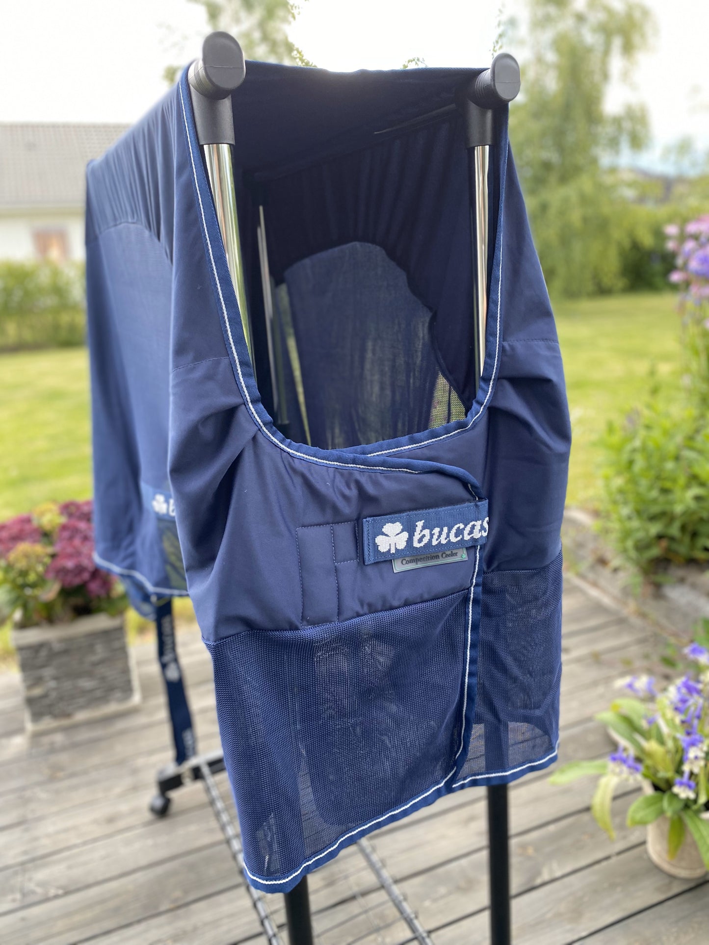 Bucas Competition Cooler är ett snyggt och praktiskt svettäcke. Det kombinerar den fukttransporterande Stay-Dry-textilen på ryggen med flugnättextil nedtill för ett perfekt, lätt svettäcke på varma tävlings- och träningsdagar och under transport. Begagnad i mycket bra skick, som ny. Marinblå. Storlek 135.
