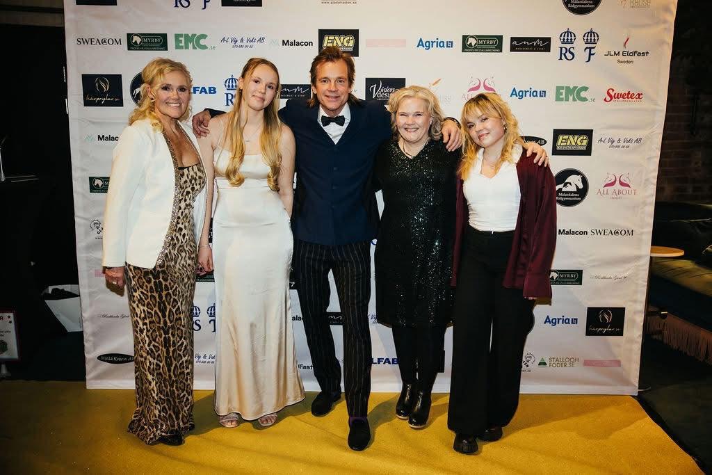 Sussie & Isabel Nordström, Henrik Johnson, Evalill & Julia Rönnberg framför sponsorväggen på västmanlands Ridsportgala 2026.