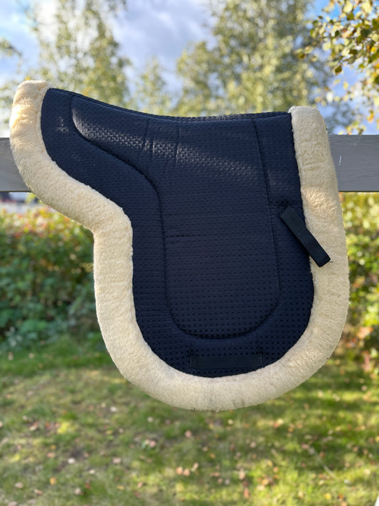 Sadelformad pad med syntetpäls | Full