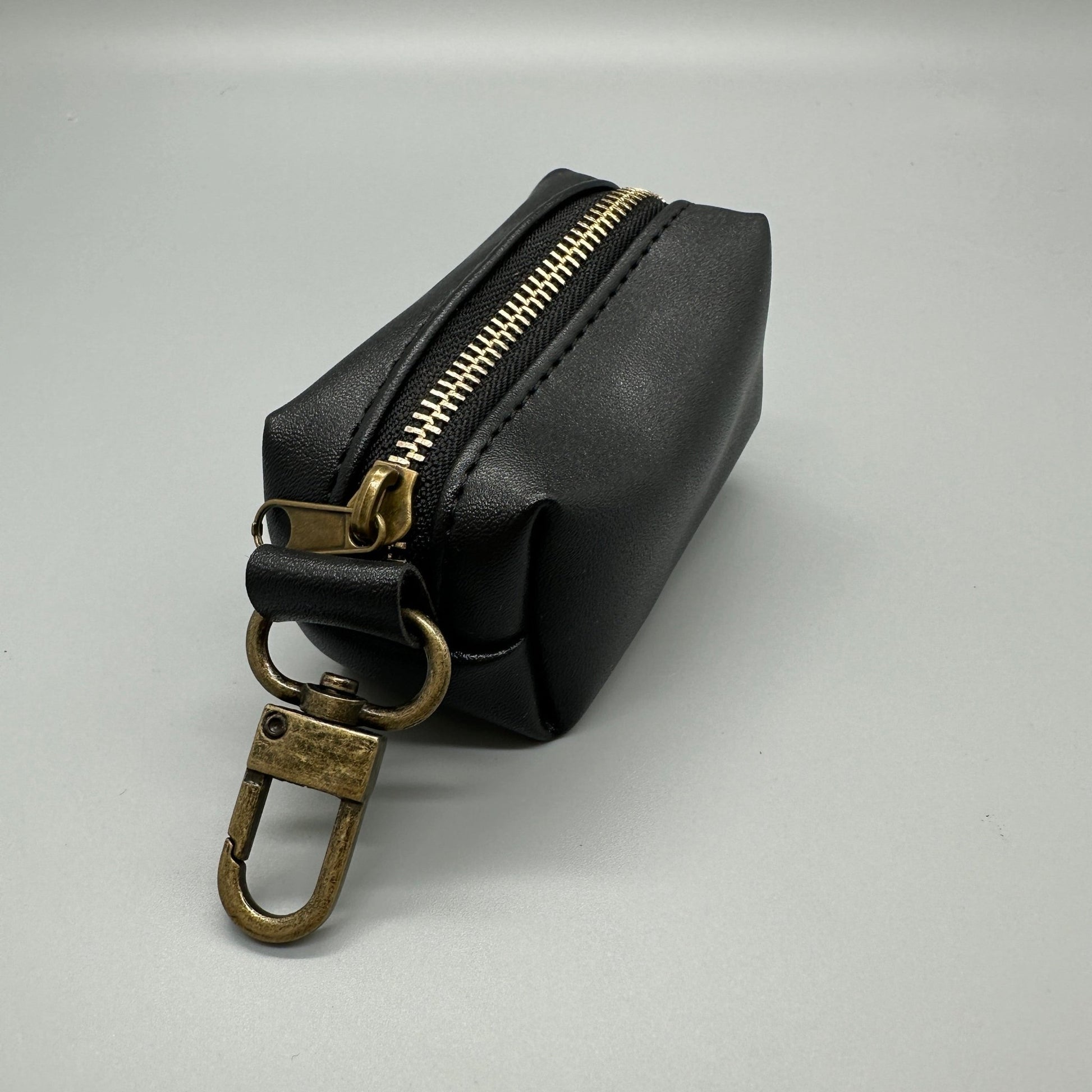 Hållare för hundbajspåsar - Hållare för bajspåsar - Equi ReUse Sweden AB