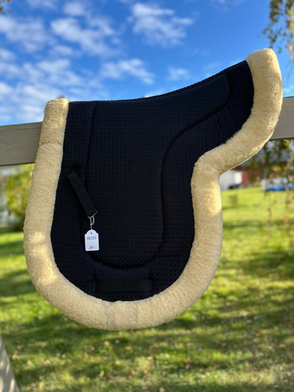 Sadelformad pad med syntetpäls | Full - Equi ReUse Sweden AB